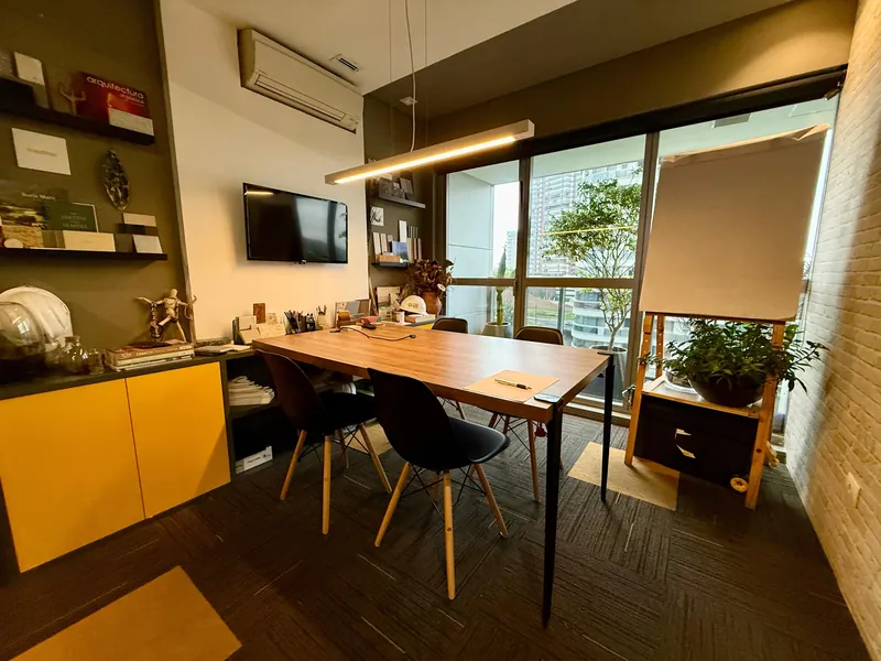 Sala de reunião do escritório da FR Prime em Alphaville, com janelas para os prédios da região
