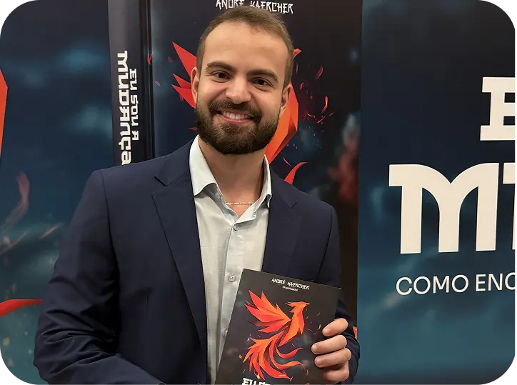 Flávio Ribeiro segurando um livro em um evento