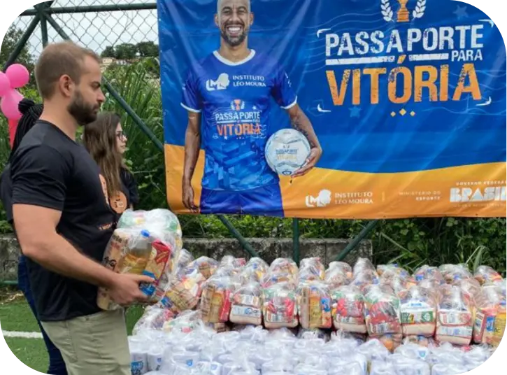 Flávio Ribeiro carregando cestas básicas numa entrega para o projeto Passaporte para a Vitória