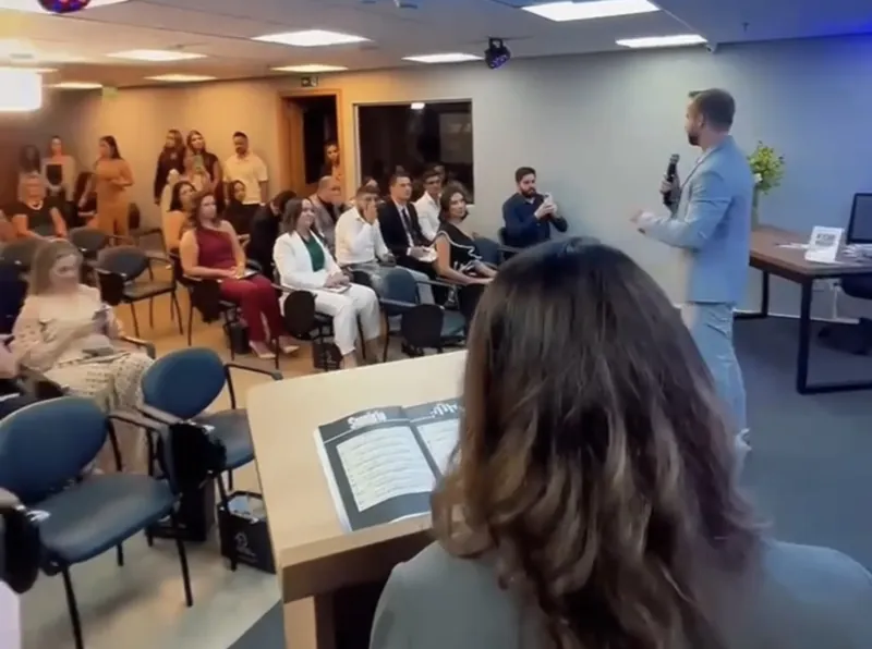Flávio Ribeiro falando para uma plateia em uma palestra