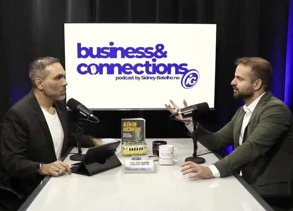 Flávio Ribeiro em entrevista num estúdio de podcast