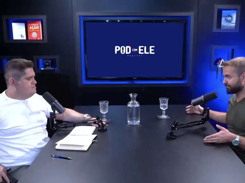 Flávio Ribeiro em entrevista num estúdio de podcast