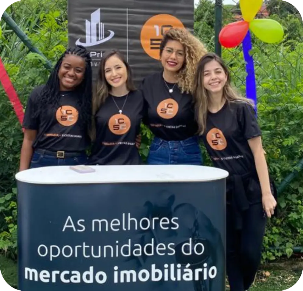 Equipe da FR Prime com a camiseta do 1C5C no dia da entrega das cestas