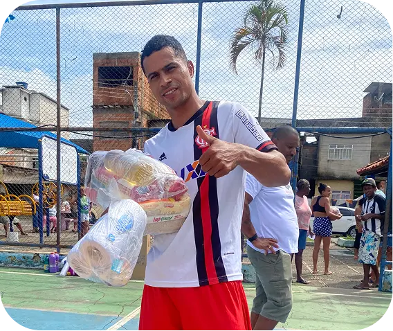 Morador com a cesta básica do 1C5C na quadra