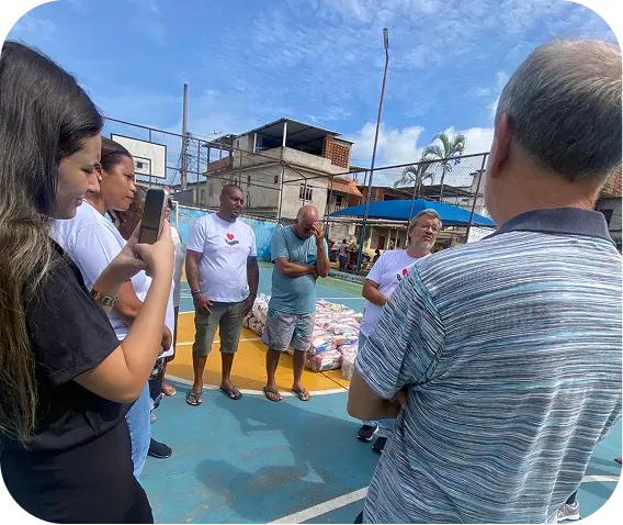 Equipe da FR Prime organizando a entrega das cestas na quadra